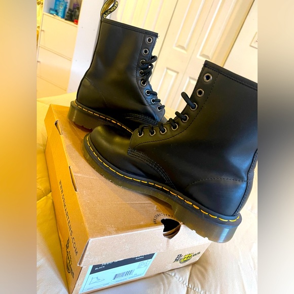 Dr Martens 1460 Boots Women’s Size 8 - Picture 2 of 4